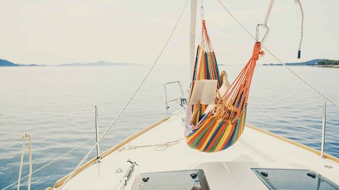 8 Awesome Sailing Books for Beginners